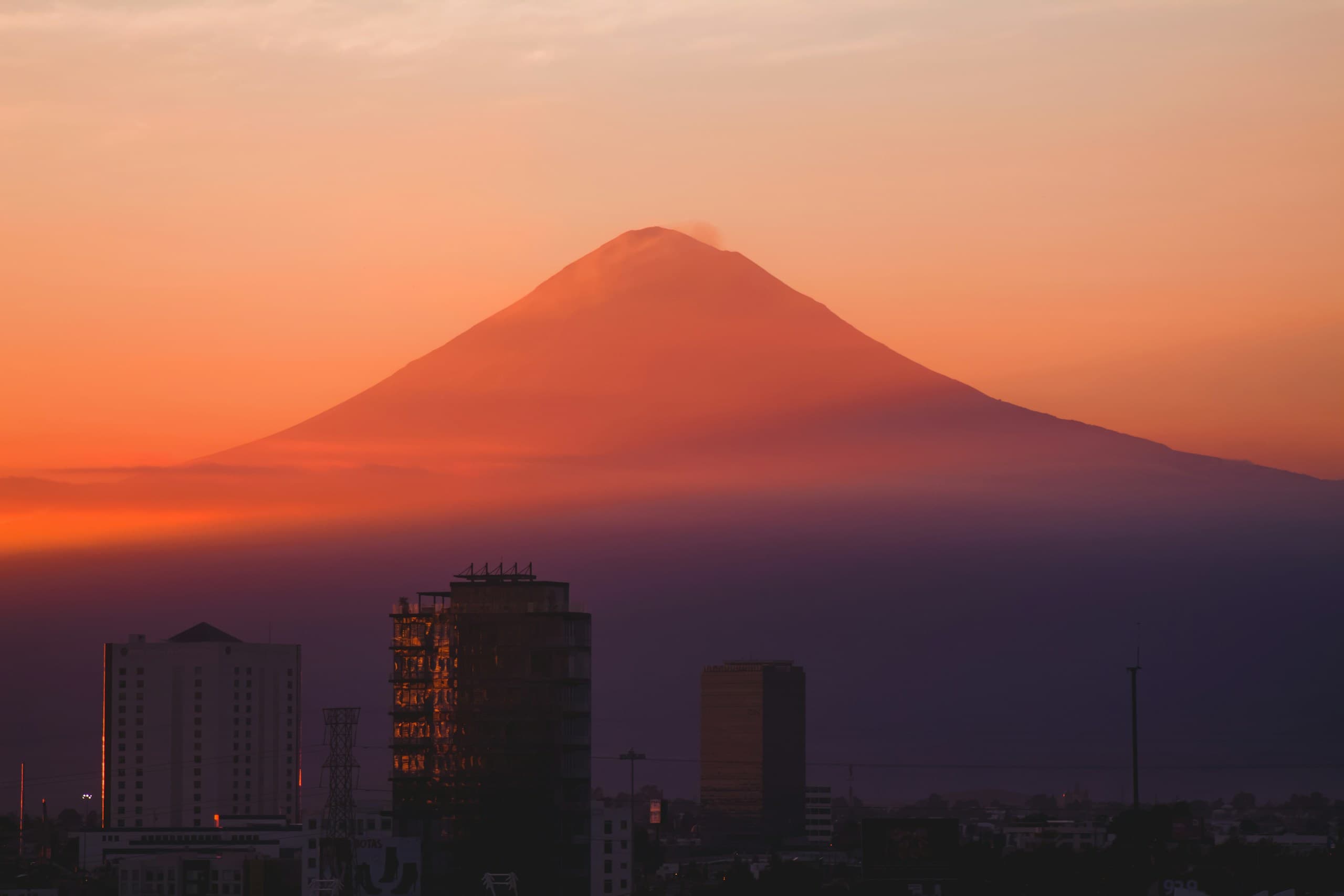 Popocatépetl al atardecer sobre la ciudad de Puebla