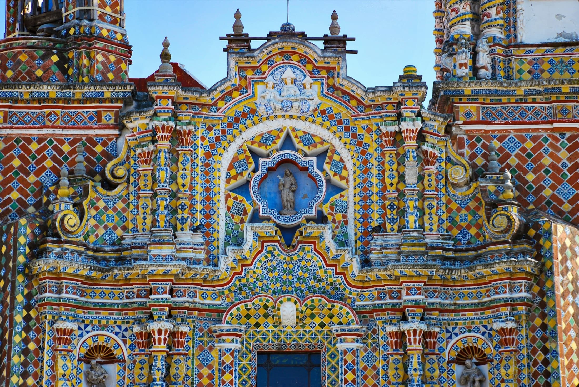 Fachada de talavera barroca en Puebla